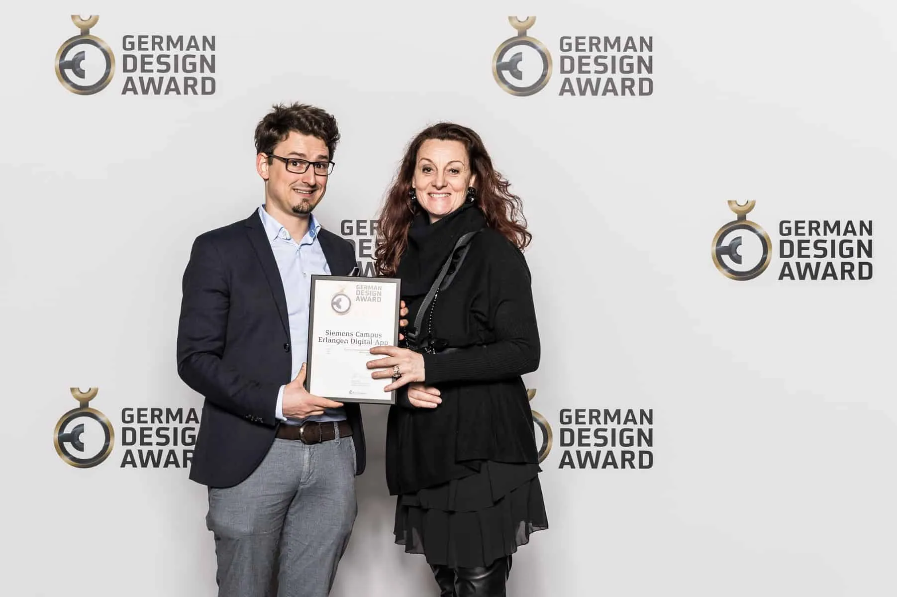 Verleihung des German Design Award für die Siemens Campus Erlangen Digital App – Urkunde wird präsentiert
