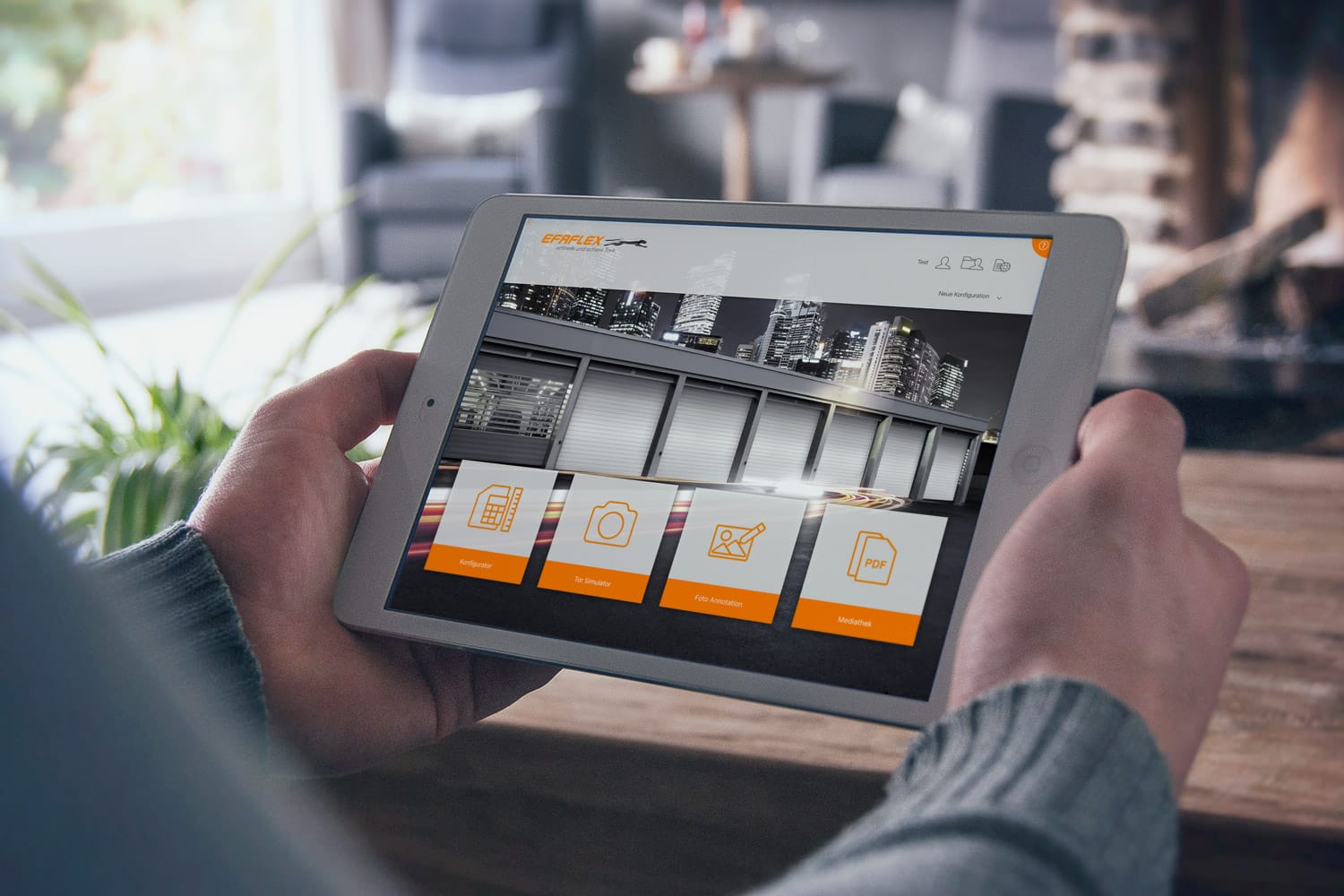 Person hält iPad mit EFAFLEX Sales App Startbildschirm mit Konfigurator und Mediathek