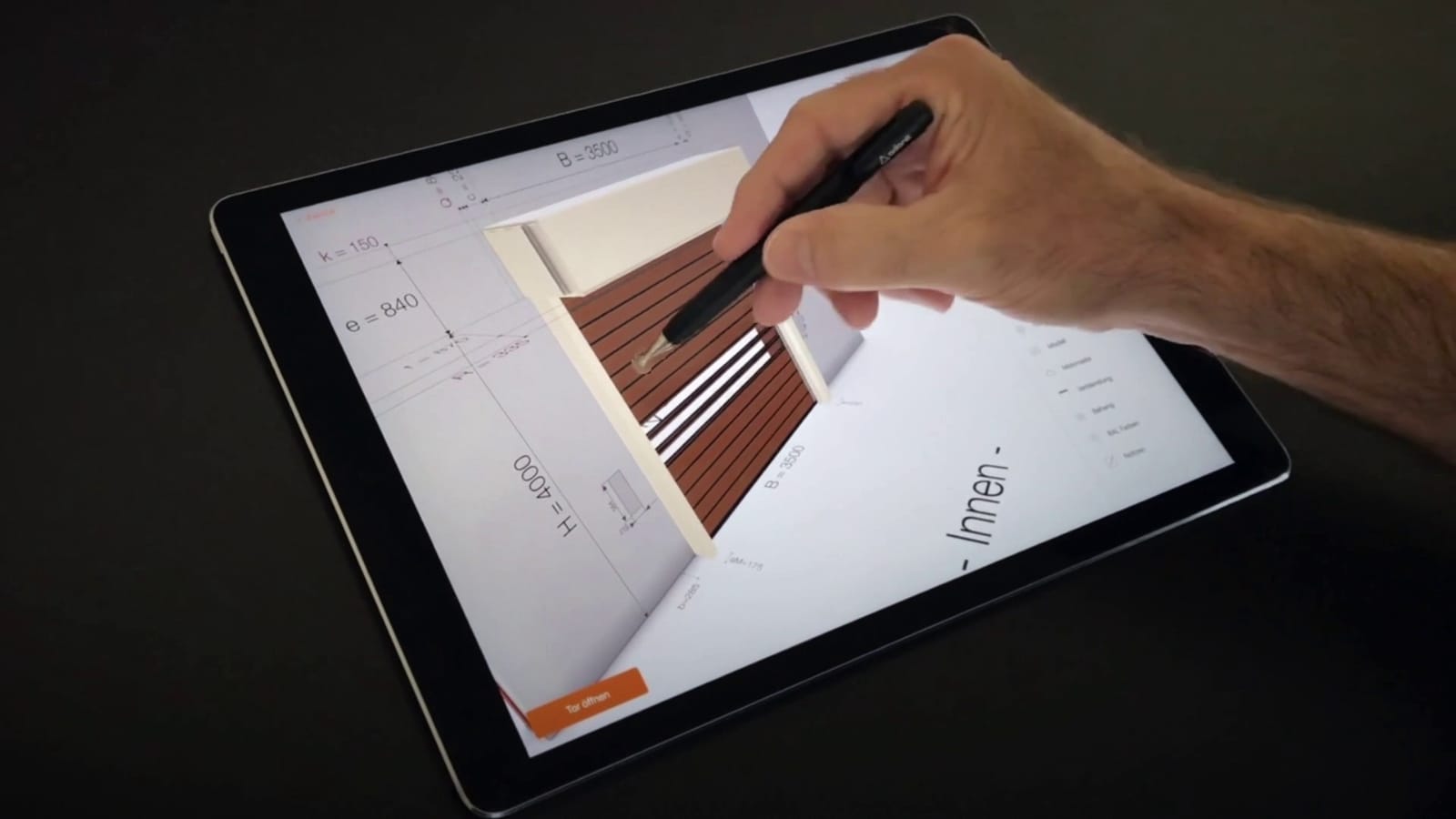 Hand mit Stylus auf iPad zeigt EFAFLEX 3D-Tor-Konfigurator mit Maßangaben